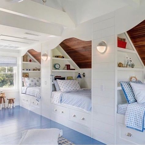 Loft Room Ideas, Design Casa Piccola, Bunk Room Ideas, Three Beds, Stair Well, Bunk Beds Built In, Bedroom Nook, Built In Bunks, Built In Bed