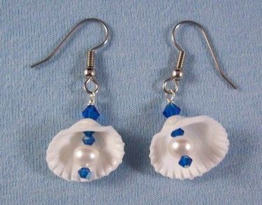 Clamshell and pearls sweet dangle earrings. Seashell Jewelry Diy, Surf Jewelry, Sea Jewelry, Seashell Earrings, Seashell Jewelry, Clay Jewelry Diy, Homemade Jewelry, Handmade Jewelry Designs, Handmade Jewelry Diy