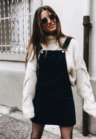 A winter look. Layer a sweater with a overall skirt/dress Pre Fall Outfits, Rok Outfit, Overall Skirt, Denim Overall Dress, Cute Winter Outfits, Winter Mode, Fall Winter Style, Overall Dress, Mode Inspiration