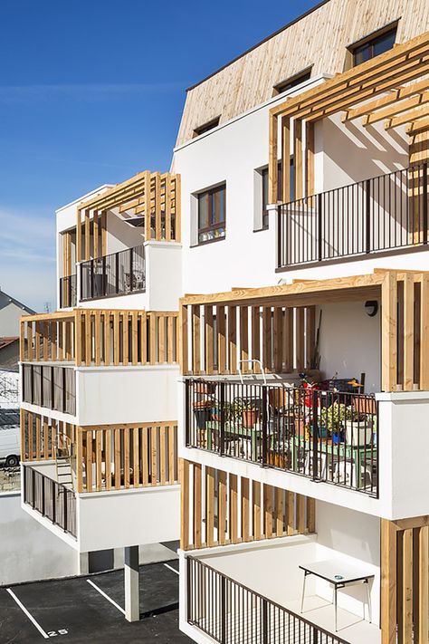 Gallery of Housing in Limoges / BVL Architecture - 13  Bright and warm; Cantilevered balcony with screens for privacy; Recess massing at the top level Social Housing Architecture, Residential Architecture Apartment, Modern Residential Architecture, Modern Apartment Design, Commercial And Office Architecture, Apartment Architecture, Social Housing, Building Facade, Balcony Design