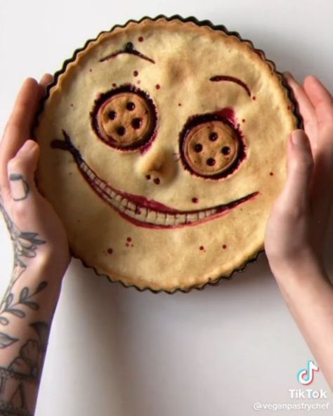 Your Daily Dose Of Fun 🤪 on Instagram: “App Link Is In My BIO @satisfans 🌟💕🌟 . . . Credit: veganpastrychef on TikTok 💓 . . . . . . #satisfyingsounds #anxietyrelief #kineticsand…” Creepy Pie Crust, Creepy Face Pie, Pie With Face, Spooky Season Food, Scary Pie, Vampire Snacks, Creepy Pie, Spooky Pie, Halloween Pastries