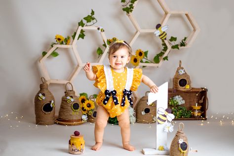 Honeybee Theme Birthday Party, Bee Photoshoot, Bee Themed Birthday Party, Baby Birthday Party Theme, 1st Birthday Photoshoot, Bday Party Theme, Smash The Cake, Desi Wedding Decor, Garden Party Birthday