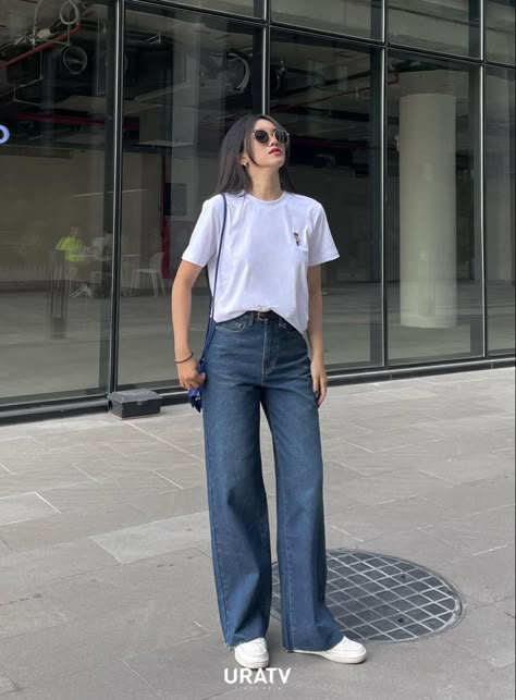 Comfy Classy Outfits Summer, Minimalist Outfit Jeans, Widelegjeans Outfit Korean, Tuck A T Shirt, Plain White Shirt Outfit, Basic Korean Outfits, Minimal Korean Fashion, Plain Shirt Outfit, Minimal Style Outfits Summer