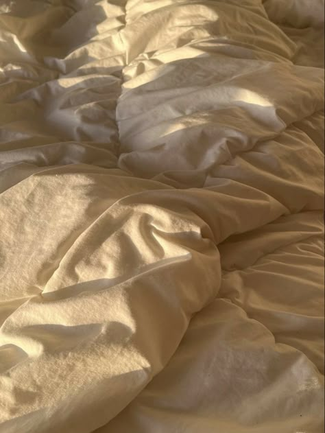 Morning Bed, Unmade Bed, Sun Aesthetic, Warm Bed, Whatsapp Wallpaper, White Sheets, Beige Aesthetic, Old Money Aesthetic, Morning Light