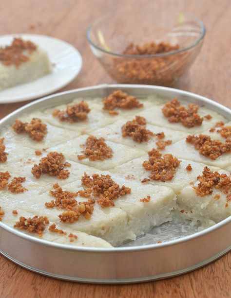 Kalamay Gabi with glutinous rice flour and taro is the ultimate Filipino rice cake. Sweet, sticky, and loaded with coconut and taro flavor, it's delicious as a snack or dessert. Kalamay Recipe, Okoy Recipe, Filipino Rice Cake, Filipino Rice, Filipino Dessert Recipes, Pinoy Dessert, Philippines Recipes, Filipino Food Dessert, Rice Cake Recipes