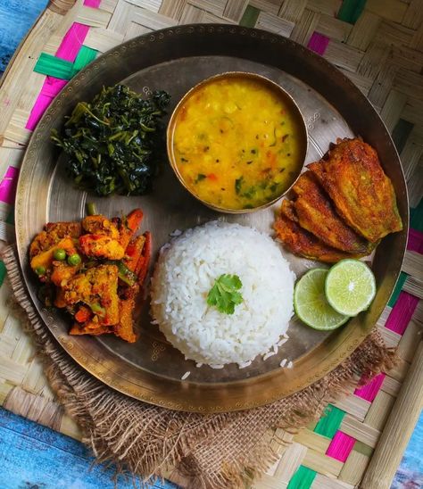 A simple veg platter typically includes a variety of vegetarian dishes served on a single plate. This can include items such as cooked vegetables, salads, lentils or beans, rice, bread or roti, and chutney or yogurt. The exact contents of the platter may vary depending on the cuisine or region, but the emphasis is on a healthy and balanced meal that is rich in vitamins, minerals, and fiber. A simple veg platter can be a satisfying and nutritious meal for vegetarians and non-vegetarians alike. Healthy Balanced Plate, Indian Balanced Meal, Balanced Indian Meals, Desi Meal Prep, Balanced Indian Meal Plate, Balanced Vegetarian Meal, Bengali Thali, Healthy Food Plate, Veg Platter