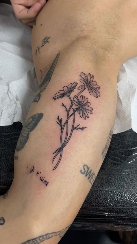 Patchwork Tattoo Flower, Single Arm Tattoo, Patchwork Plant Tattoo, Tattoo Ideas For Men Flowers, Shoulder Patchwork Tattoo, Patchwork Tattoo Stencil, Good News Tattoo, France Tattoo Ideas, Posh Tattoo