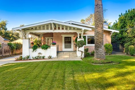 1913 Craftsman in Pasadena’s Bungalow Heaven asks $949K - Curbed LA Old Craftsman Style Homes, Gamble House, Cottages And Bungalows, Craftsman Style Home, Craftsman Bungalows, Bungalow House, Craftsmen Homes, New Home Builders, Craftsman House