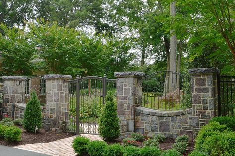 Stone And Iron Fence Ideas, Diy Lattice Fence, Diy Lattice, Fence Diy, Gabion Fence, Rustic Landscaping, Stone Fence, Black Fence, Driveway Entrance