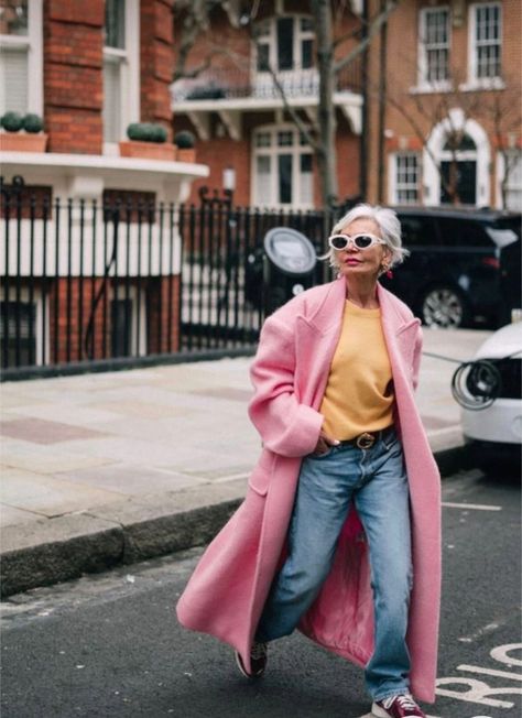 Grece Ghanem, Blazer Rose, Winter Sweater Outfits, Pink Trench Coat, Trench Coat Outfit, Coat Street Style, Over 60 Fashion, 60 Fashion, Pink Coat