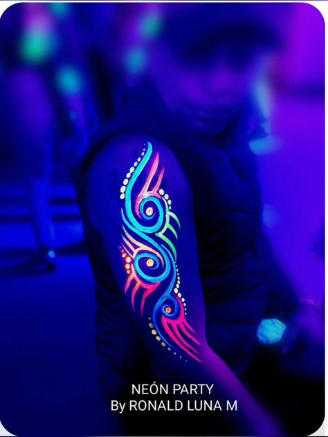 Black Light Paint Ideas Body Art, Glow Face Paint Ideas, Glow In The Dark Makeup Ideas, Rave Painting, Neon Body Painting, Face Paint Neon, Pintura Facial Neon, Neon Face Paint Ideas, Rave Face Paint