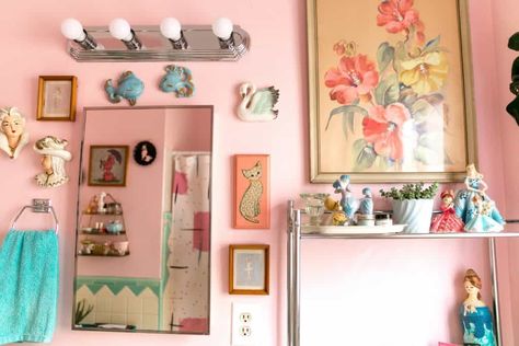 Emily Vallely, Retro Bathroom Decor, Kitschy Decor, Retro Bathroom, Retro House, Retro Revival, Retro Bathrooms, Interiors Inspiration, A Beautiful Mess