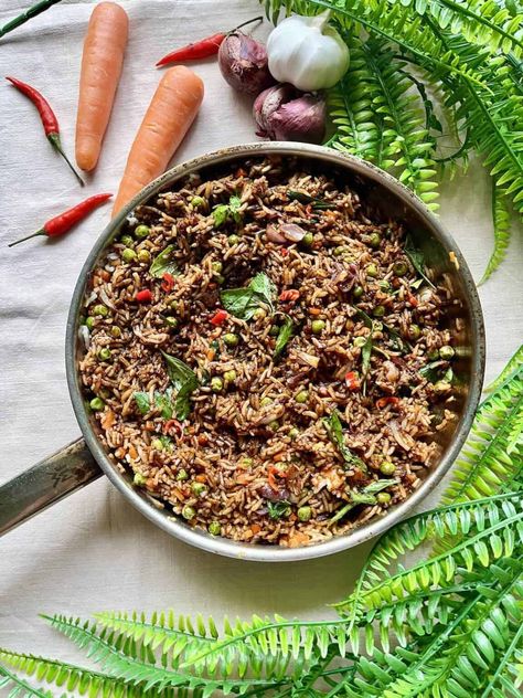 A skillet full of Thai basil fried rice with carrots, garlic, shallots and chilies around it. Fried Rice Vegetarian, Rice With Carrots, Thai Basil Fried Rice, Basil Fried Rice, Thai Fried Rice, Vegetarian Thai, Vegetarian Oyster Sauce, Chili Garlic Paste, Asian Rice