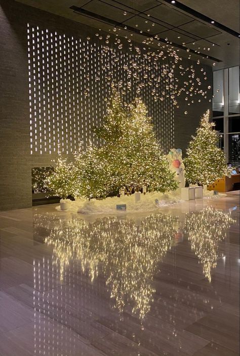 Luxury Christmas Installation, Hotel Holiday Decor, Hotel Lobby Christmas Decor, Corporate Christmas Party Decorations, Christmas Shop Displays, Corporate Christmas Party, Luxury Christmas Decor, Corporate Christmas Parties, Modern Christmas Tree