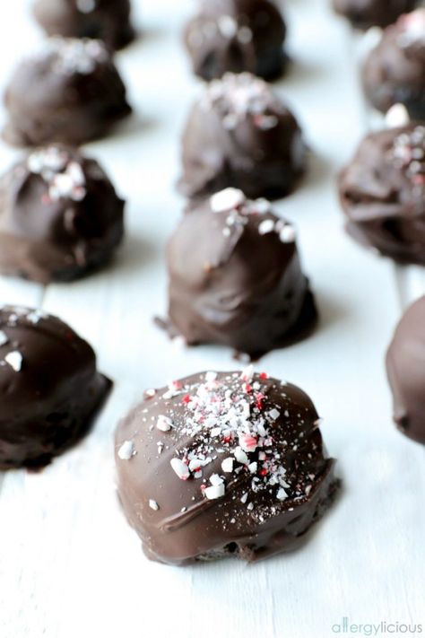 Vegan Oreo Truffles, Easy Oreo Truffles, Vegan Oreos, Oreo Balls Recipe, Dairy Free Baking, Easy Vegan Recipes, Vegan Candies, Oreo Recipes, Oreo Truffles