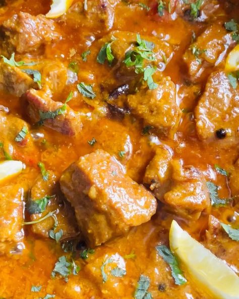 Authentic Pakistani Beef Masala Curry Recipe https://fooooods.com/authentic-pakistani-beef-masala-curry-bon_appetit_by_nadia Beef Masala, Curry Masala, Mutton Curry Recipe, Beef Curry Recipe, Gluten Free Chilli, Sliced Tomatoes, Mutton Curry, Curry Ingredients, Mutton Recipes