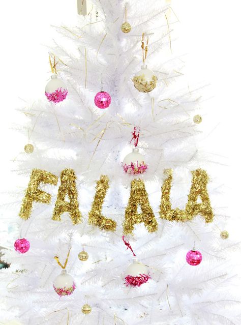 A Bubbly Life: DIY Tinsel Letter Garland Diy Tinsel, Letter Garland, Christmas Decorations Cheap, Tinsel Garland, Holiday Messages, Cheap Christmas, Navidad Diy, White Christmas Tree, Noel Christmas