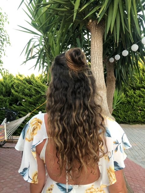 Low Lights On Curly Brown Hair, Beach Hair Highlights Brunettes, Curly Brunette Highlights, Beachy Hair Brunette, Sun Kissed Brown Hair Curly, Summer 23 Hair, Beach Hair Curly, Beachy Highlights Brown Hair Summer, Beachy Half Up Half Down Hair