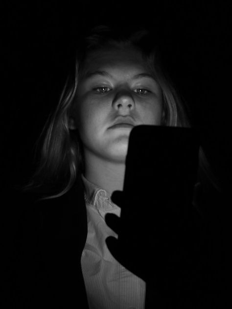 [Collection] Phone Lighting Up Face, Technology Photography Ideas, Phone Light On Face, Perfectionism Photography, Picture Loneliness, Images Of Loneliness, Photography Of Loneliness, Phone Addict Aesthetic, Person Looking At Phone