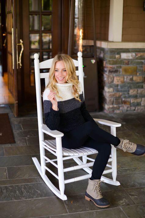 Black & White Colorblock Sweater + Duck Boots via @katiesbliss Duck Boots Outfit Fall, Duck Boot Outfits, Duck Boats, Boot Outfits, Winter Leather Jackets, Mom Wardrobe, Thanksgiving Dress, Fashion Network, Duck Boot