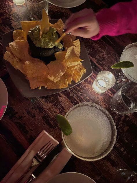 Chips And Guacamole Aesthetic, Taco Tuesday Aesthetic, Mexican Dinner Aesthetic, Guacamole Aesthetic, Mexican Restaurant Aesthetic, Tex Mex Restaurant, Kendall Ryan, Mexican Party Food, Mexican Bar