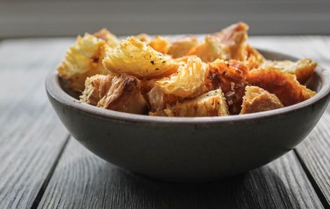 Croissant Croutons, Toasted Croissant, How To Make Croutons, Crouton Recipes, Croissant Bread, Recipes Bread, Bakery Desserts, Evening Meals, Croutons