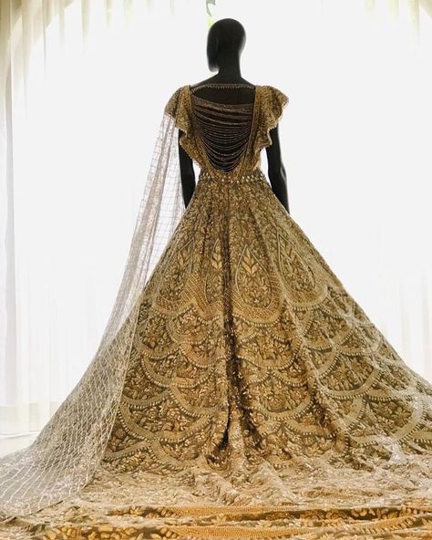 Trail Lehenga, Desi Outfits, Manish Malhotra, Lehenga Designs, Manish, Indian Fashion Dresses, Bridal Outfits, Indian Bridal, Indian Fashion