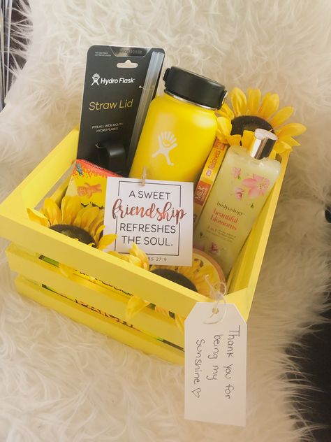 Yellow Hamper Gift Ideas, Color Boxes Gift, Friendship Basket Ideas, Friendship Gifts Diy, Sunshine Box, Diy Gift For Bff, Girl Gift Baskets, Custom Gift Ideas, Box Of Sunshine