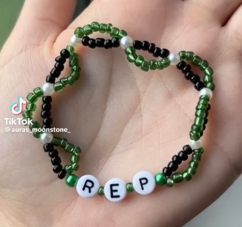 Reputation Bracelet, Friendship Bracelet Ideas, Frendship Bracelets, Cute Friendship Bracelets, Diy Beaded Rings, Taylor Swift Tour Outfits, Friendship Bracelets With Beads, Friendship Bracelets Designs, From Tiktok