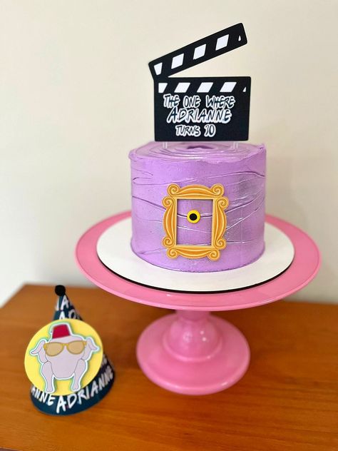 Bolo roxo com topo de bolo do tema friends moldura e olho mágico e chapéu de aniversário Birthday 30, Friends Cake, Cupcake Designs, Cake Smash, Bday Party, Birthday Parties, Bridal Shower, Party Ideas, Birthday Cake