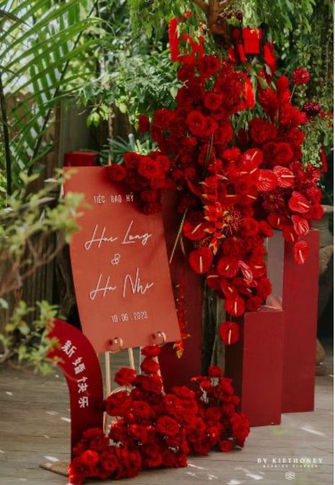 Red Wedding Arch, Tea Ceremony Wedding, Modern Chinese Wedding, Red Gold Wedding, Blue Wedding Decorations, Red Wedding Decorations, Wedding Welcome Board, Red Rose Wedding, Welcome Board