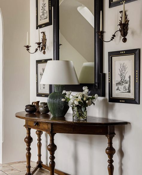 Old Money House Foyer, Modern Vintage Entryway Ideas, Entry Way With Mirrors, Small Entry Design, Boho Entryway Ideas With Bench, Old Money Entryway, Vintage Hallway Decor, Entryway Table And Mirror, Top Of Stair Landing Decor Ideas