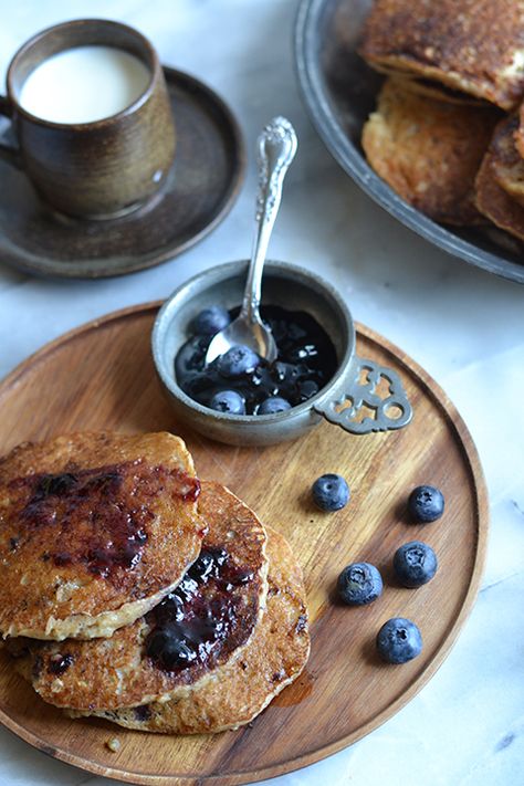 Medieval Recipes - Oat Griddle Cakes: Bursting with the goodness of oats. Enjoy at breakfast, hearty tea, or late night supper. From The Circle of Ceridwen Cookery Book(let) / A Journey though Medieval Life octavia.net Medieval Breakfast, Outlander Recipes, Skyrim Food, Medieval Kitchen, Medieval Food, Medieval Recipes, Griddle Cakes, Village Food, Food Inspired