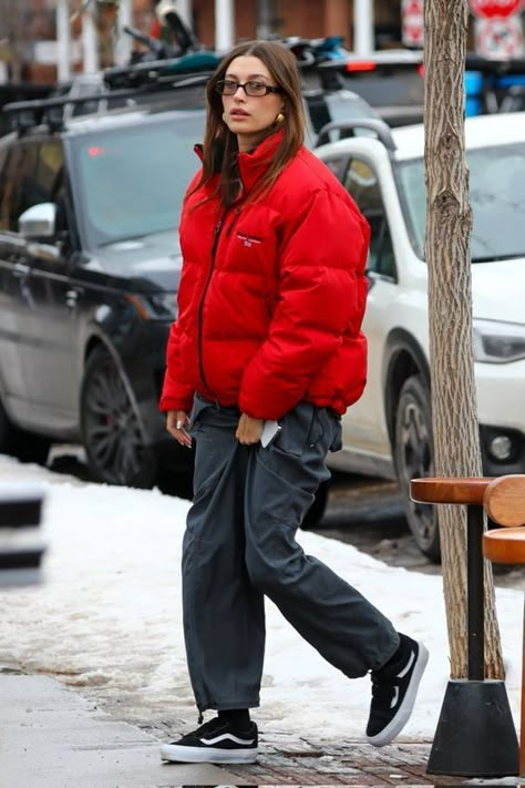 Red Jacket Outfit, Hailey Bieber Street Style, Puffer Outfit, Hailey Baldwin Street Style, Puffer Jacket Outfit, Red Puffer Jacket, Hailey Baldwin Style, Hailey Bieber Style, Hailey Rhode