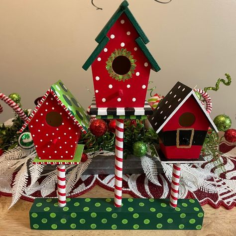 Christmas Birdhouses Diy, Cute Birdhouses Painted Ideas, Gingerbread House Birdhouse, Birdhouse Ornaments Diy, Diy Christmas Bird Houses, Christmas Bird Houses Ideas Diy, Christmas Bird Houses Ideas, Gingerbread Birdhouse Ideas, Bird House Decorating Ideas