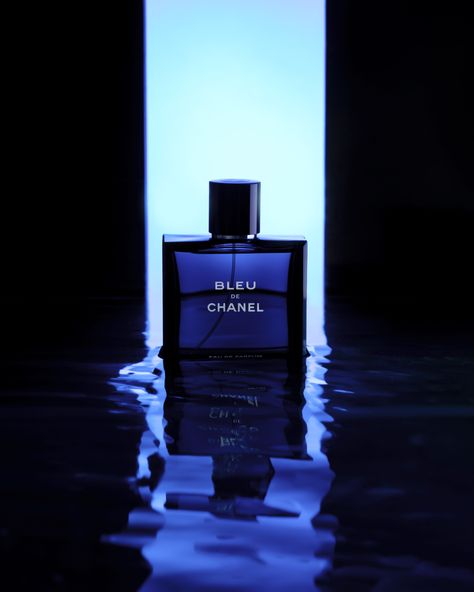 Blue Perfume Photography, Perfume Aesthetic Photography, Perfume Photography Ideas, Perfume Model, Perfume Adverts, Shadow Creatures, Photography Ideas At Home, Cocktail Videos, Fragrance Photography