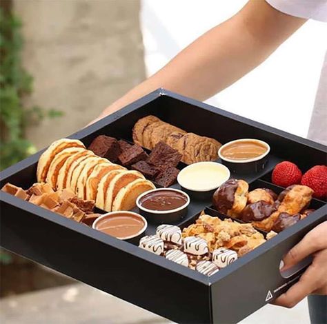 grazing box ideas Snack Box Packaging, Catering Packaging, Graze Box, Picnic Box, Food Box Packaging, Large Cake, Dessert Platter, Snack Platter, Dessert Packaging