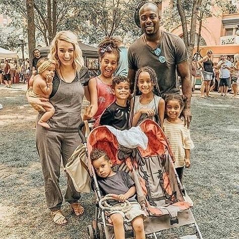 Interracial Dating on Instagram: “Beautiful mixed family.A family full of mixed ethnicities. Color of the skin makes no boundaries who you love..! #interracialdating…” Interacial Couples Bmww, Mix Couples, Mixed Family, Interacial Love, Multiracial Families, Black Man White Girl, Mixed Race Couple, Biracial Babies, Mixed Families