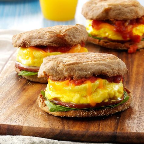 Microwave Egg Sandwich Microwave Recipes Breakfast, Breakfast Blt, Microwave Breakfast, Egg Sandwich Recipe, Microwave Recipe, Menu Sarapan Sehat, Microwave Eggs, Egg Sandwich, Healthy Sandwiches