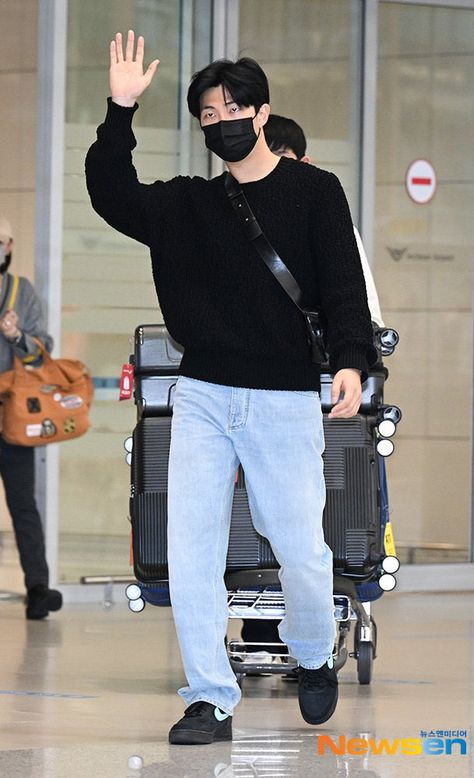 BTS PICS FOLDER 📁 on Twitter: "[📸 PHOTOS] #RM has safely arrived back in Korea from Milan.. (4) [source: k-media] https://t.co/dDdYquRcGa" / Twitter Rm Airport Fashion, Rm Airport, Enhypen Airport, Bts Airport, Airport Fits, Streetwear For Men, Bts Pics, Rm Bts, Bts Rm