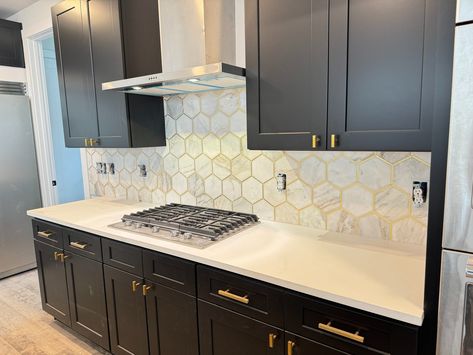 Modern Gold and Marble Backsplash Tile Installation - Tura Golden Backsplash Kitchen, Gold Marble Backsplash, Gold Tile Backsplash, Gold Backsplash, Marble Tile Backsplash, Gold Tile, Build Plans, Service Kitchen, Marble Backsplash