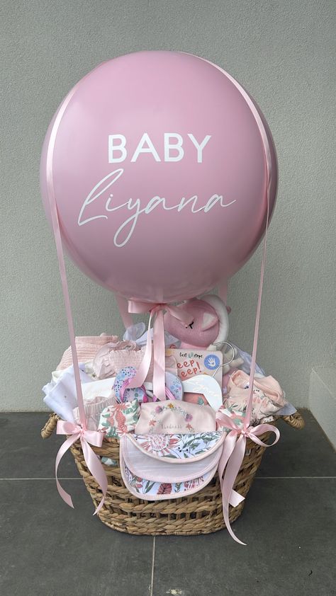 Basket Gender Reveal, New Born Gift Pack Ideas, Baby Shower Gift Wrapping Ideas Creative, Diy Baby Basket Gift Ideas, Baby Hampers Ideas Gift, Regalos Para Baby Shower Ideas, Regalo Baby Shower Ideas, Baby Shower Gift Ideas Girl, Baby Hamper Ideas