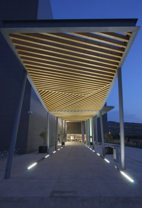 Canopy Design Outdoor, Canopy Design Architecture, Wood Canopy, Canopy Architecture, Covered Walkway, Building Entrance, Entrance Gates Design, Facade Lighting, Apartment Architecture