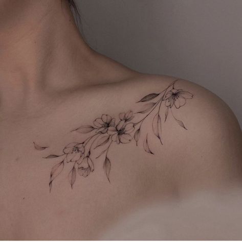 Shoulder Clavical Tattoos For Women, Women Front Shoulder Tattoo, Greenery Collar Bone Tattoo, Leaves On Collarbone Tattoo, Tattoo On Clavicle For Women, Collarbone And Shoulder Tattoo, Collar Bone Tattoos For Women Flowers, Flowers On Collar Bone Tattoo, Collarbone Tattoos For Women Flower