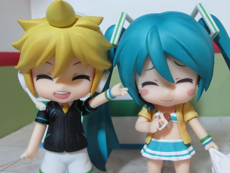 Len And Miku, Miku And Len, Len Y Rin, Family Mart, Jonathan Byers, Music Technology, Anime Figurines, Best Duos, Amazing Cosplay