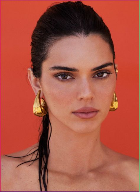 Kendall Jenner is in her feelings—especially this year, which marks her 10th anniversary as a model. The milestone is cause for celebration, yes, but also a little self-reflection. For Vogue’s June/July Issue, Kendall Jenner talks to Rob Haskell about shifting her priorities, positive thinking, and 10 years of proving people wrong. Photographed by Mert Alas and Marcus Piggott, Written by Rob Haskell, Vogue, June/July 2024. Kendall Jenner Maquillaje, Kendall Jenner Summer, Kendall Jenner Face, Kendall Jenner Makeup, Mert And Marcus, Style Kendall Jenner, Jenner Makeup, Celebrity Style Icons, Tory Burch Earrings