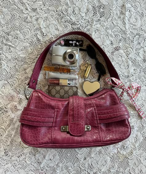 2000 Accessories, Burgundy Bag, Inside My Bag, What In My Bag, Bags Aesthetic, Foto Ideas Instagram, Essential Bag, Vintage Purses, Cute Purses