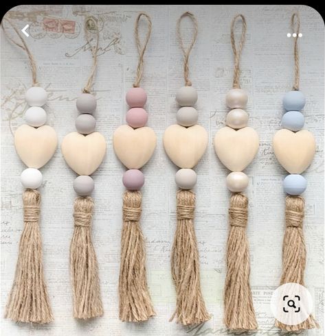 Tassen Hanger, Beaded Tassels Diy, Ideas Matrimonio, Beads Decor, Wood Beads Diy, Farmhouse Beads, Tassel Crafts, Heart Wood, Wooden Bead Garland