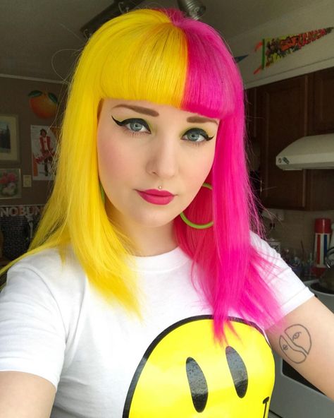 Cabelo unicórnio 🦄✨ Pink And Yellow Hair, Yellow Hair Dye, Yellow Hair Color, Straight Hairstyles Medium, Split Dyed Hair, Split Hair, Hair Color Pastel, Short Hair Color, Hair Color Blue