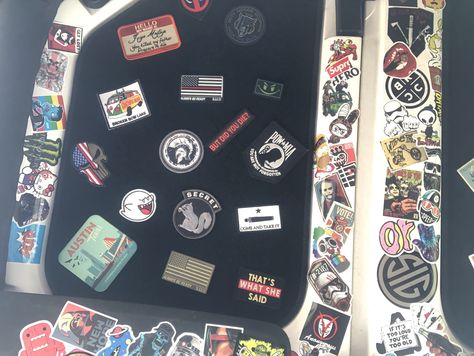 Jeep roof decorated with patches and stickers. Patches On Car Roof, Jeep With Stickers, Diy Jeep Accessories, Inside Jeep, Recreate Pics, Car Patches, Diy Jeep, Jeep Interiors, Jeep Stickers